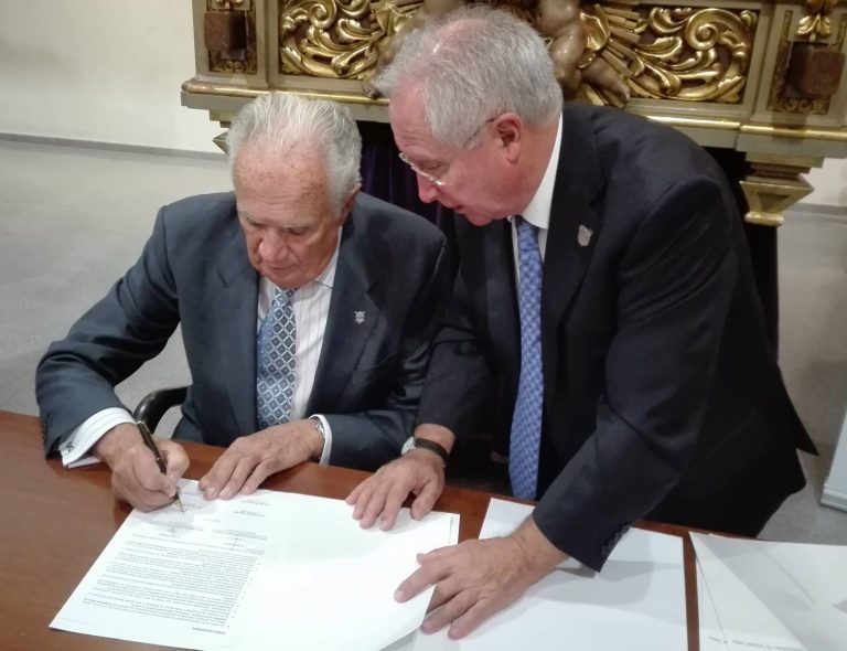 Enrique Magro formaliza la donación de María Magdalena