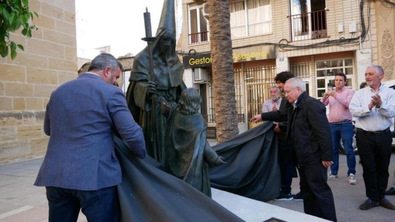 Inauguran el monumento en honor a la Semana Santa de Crevillent
