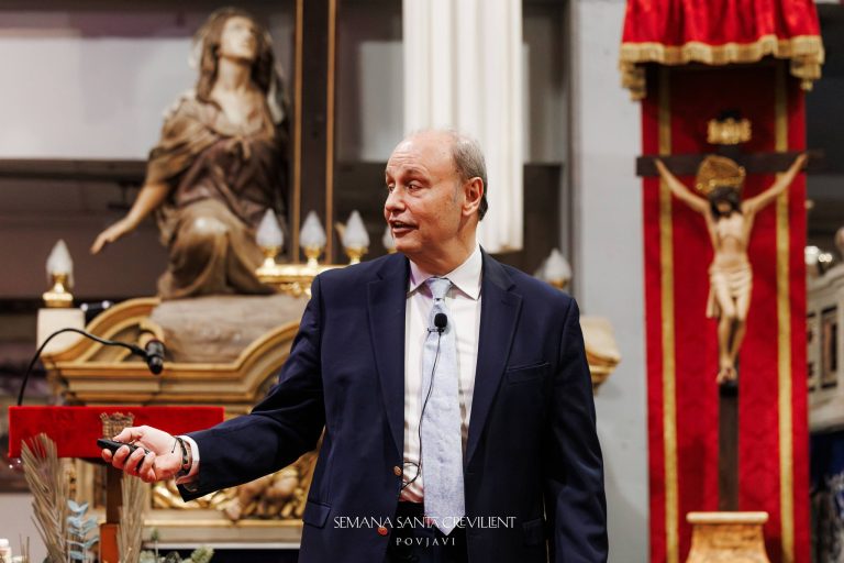 José Carlos González-Hurtado cautiva en Crevillent con su conferencia sobre Dios y Jesús