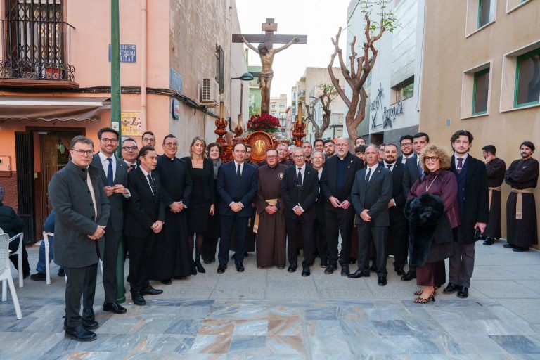 Pérez Llorca asiste a la procesión del Santo Entierro de Crevillent